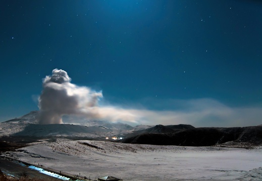 夜の阿蘇山火口