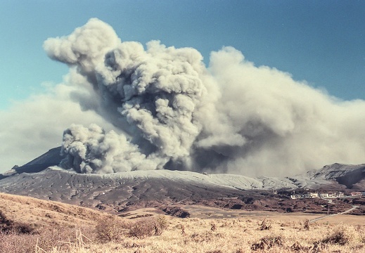 阿蘇噴火の写真　著作権フリー　2003年12月撮影