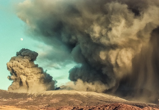 阿蘇噴火の写真　著作権フリー　2003年12月撮影