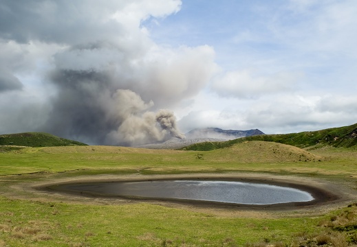 草千里から噴火している中岳
