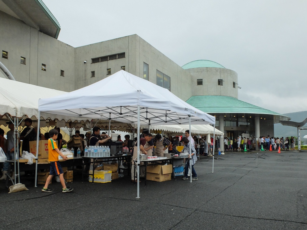 熊本地震　益城町総合体育館での夕食の配給状況