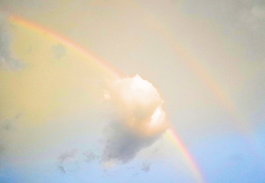 虹にかかる雲
