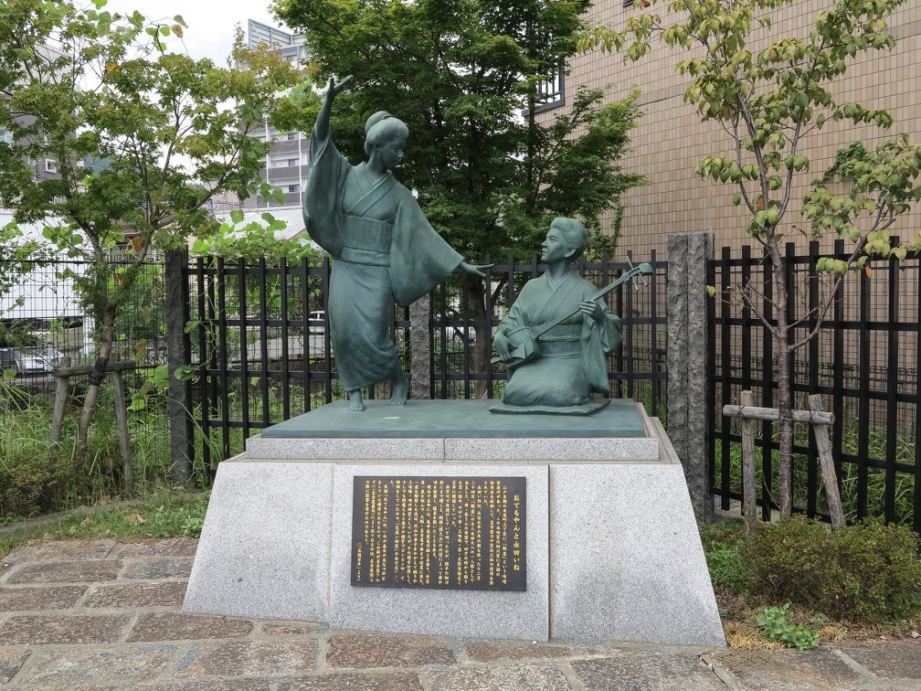 おてもやんと永田いねの銅像