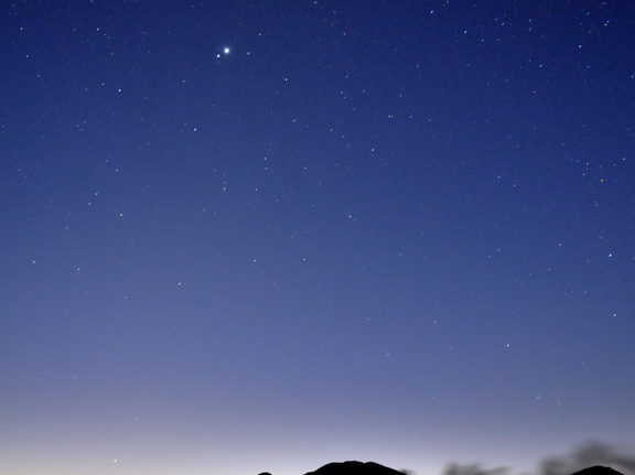 明けの空の惑星集合と阿蘇の噴煙 (3860 訪問, 評価点 4.19)
2015年10月19日撮影
金星、木星、火星、水星が写っています。
明けの空の惑星集合と阿蘇の噴煙