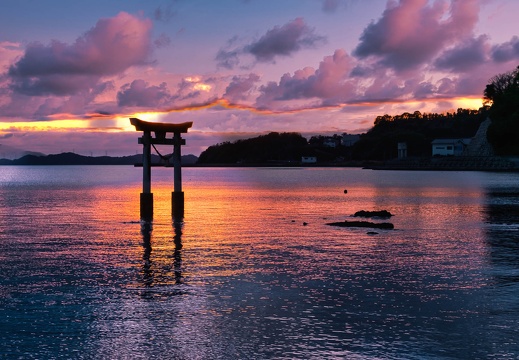永尾剱神社（えいのおつるぎじんじゃ）海の中の鳥居と夕日（空に関してはAIにて変更）