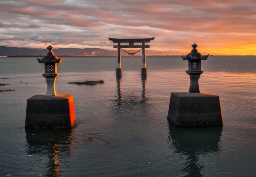 永尾剱神社（えいのおつるぎじんじゃ）海の中の鳥居と夕日