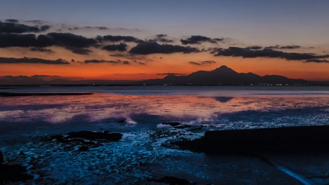 松尾町の海岸から普賢岳を望む夕景